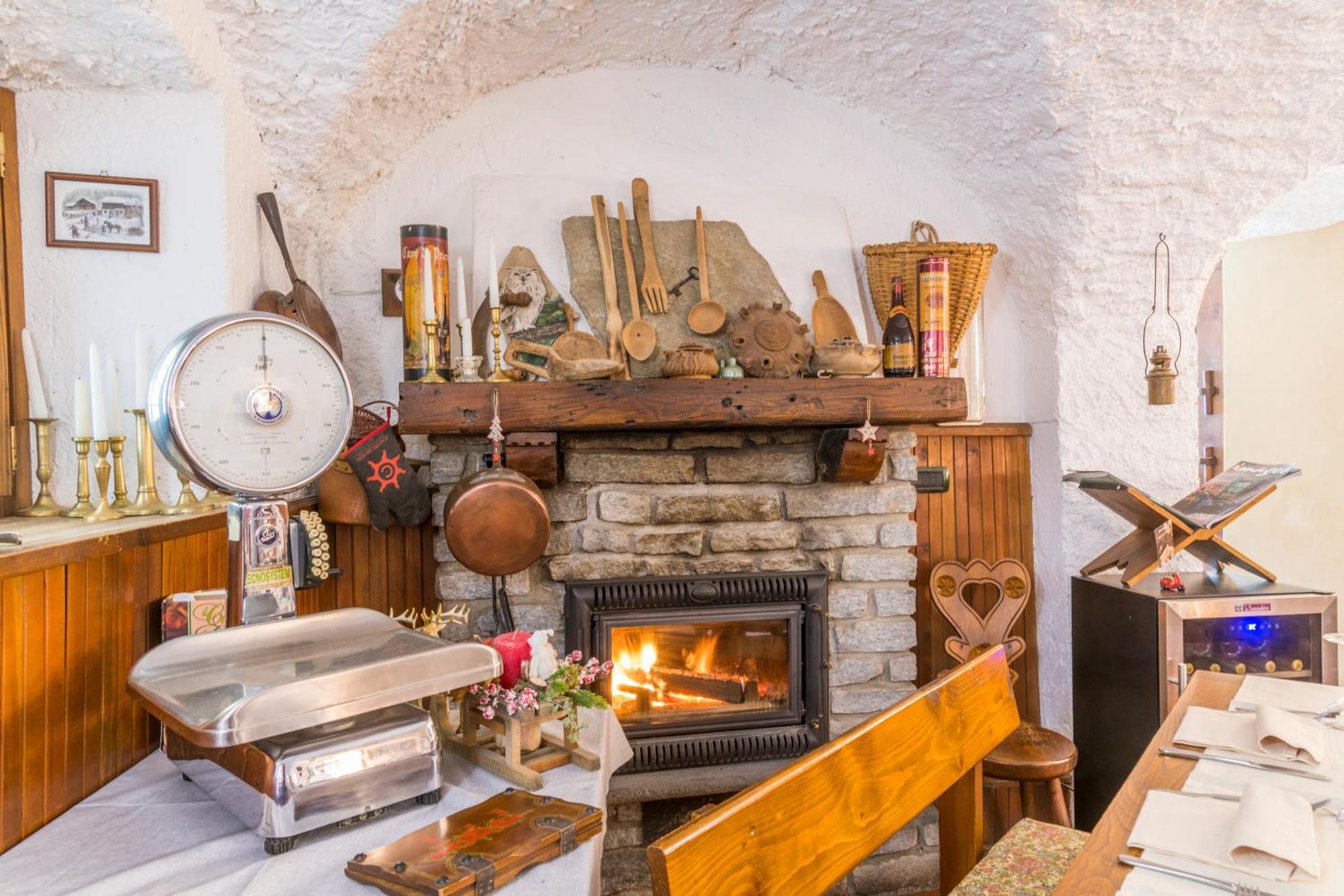 La Placette - Albergo Diffuso E Trattoria Usseaux Exteriör bild