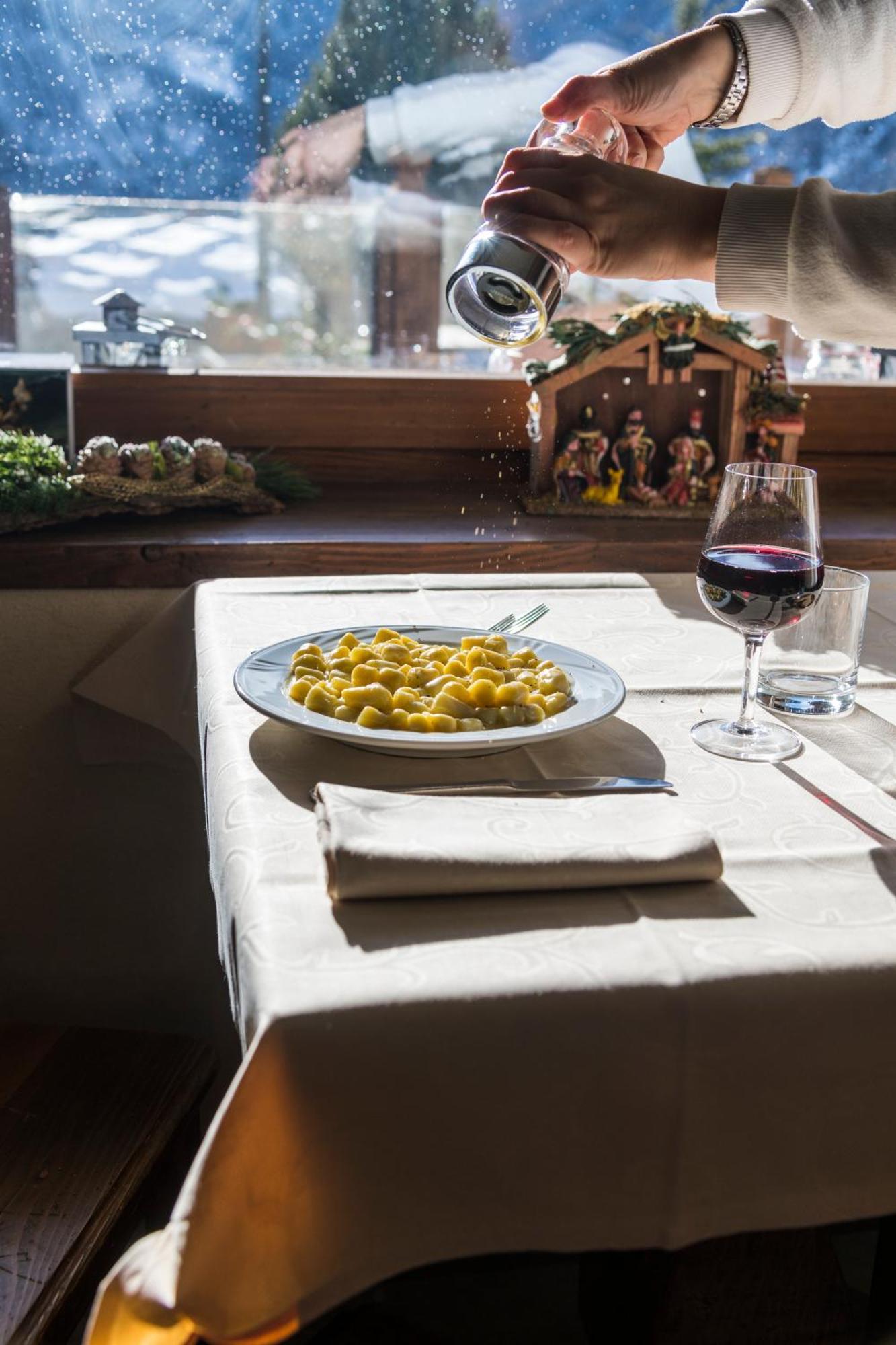 La Placette - Albergo Diffuso E Trattoria Usseaux Exteriör bild